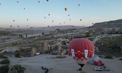 Kapadokya’da Balonlar Cumhuriyet’in 100. Yılı İçin Havalandı