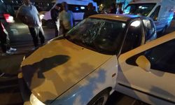 Caddenin Karşısına Geçmek İsteyen Kadına Otomobil Çarptı, Kaza Kameraya Yansıdı