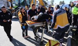 Adana'da Kazada Yaşlı Kadın Otomobilde Sıkıştı