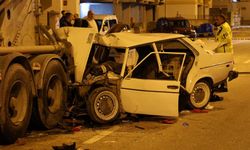 Park Halindeki Tıra Arkadan Çarpan Otomobil Kağıt Gibi Ezildi: 1 Ölü 4 Yaralı