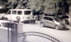 Park Halindeki Minibüsün Çalınma Anı Güvenlik Kameralarına Yansıdı