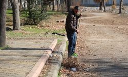 Kahramanmaraşlı Depremzede Yaşadığı Mahallenin Park Ve Bahçelerini Temizliyor