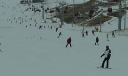 Erciyes Kayak Merkezi'nde Kayakçılar Pistleri Dolduruyor