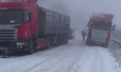 Kar Yağışı Etkili Oldu, Araçlar Yolda Kaldı