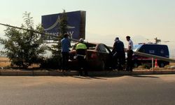 Askerlerin bulunduğu otomobil aydınlatma direğine çarptı: 1 ölü, 2 yaralı 
