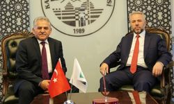 Başkan Dr. Memduh Büyükkılıç Prof. Dr. Şahin Güven’i tebrik etti 