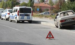Kaldırıma çarpan otomobil yan yattı: 1 ağır yaralı 