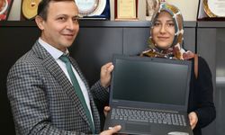 Rektör Çalış, Üniversite Sınavında İlk 1000’e Girerek İlk Tercih Olarak ERÜ’ye Yerleşen Öğrencilere Laptop Hediye Etti 