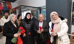 Başkan Büyükkılıç, Karanfil Dağıttı
