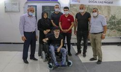 Mehmetçikten engelli gence akülü araç desteği