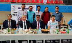 Vali Kamçı Şampiyon Sporcularla İftar Yaptı