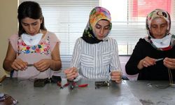 Dağlardan topladıkları renkli taşları takıya dönüştürüyorlar