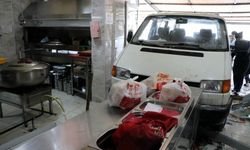 Fren yerine gaza basınca araç dükkana daldı: 2 yaralı 