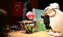 Hem yetişkinler hem çocuklar tiyatro ile eğlendi 