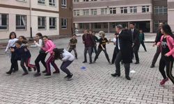 Kaymakam Duru öğrencilerle yakar top oynadı 