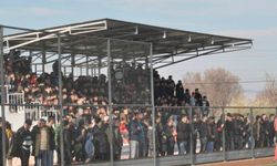 Taraftarlar maçı izlemek için her yolu denedi 