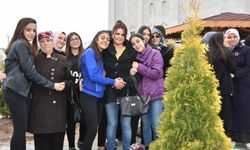 Kocasinan'da anneler ve kızları ağaç dikti 