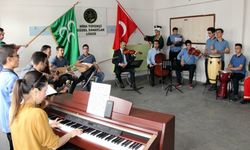 Öğrenciler, Mehmetçik'e destek için farklı enstrümanlarla mehter marşı çaldı
