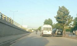 Ayakta motor sürdü, araçların arasında makas attı 