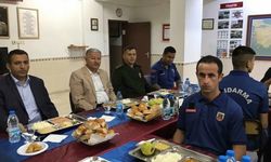 Kaymakam Duru, Mehmetçik ile iftar açtı 