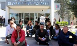 Kadroya geçmeyi beklerken işten çıkarılan işçiler 'Oturma' eylemi yaptı 