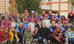 Sokaktan madalyaya uzanan çocuklar, 500 fidanı toprakla buluşturdu