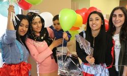 ‘Bir gülücük, bin mutluluk’ dediler, hasta çocukların yüzünü güldürdüler  
