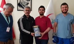 Doktorlara 14 Mart'ta Boks Eldiveni Hediye Ettiler  