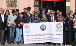 Torunlar dedelerini dinliyor 