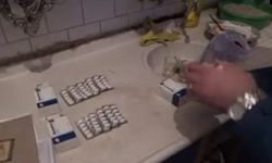 Yeşil reçete ile alınabilen uyuşturucu hapları mutfak dolaplarına saklamışlar 