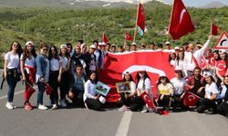 Liseli öğrencilerden ve öğretmenlerden '100. yılında 1000 adım' Gençlik Yürüyüşü 