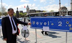 Kurşunlanan trafik levhaları sergilendi