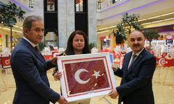 Kayseri mantısından yapılan Türk Bayrağı büyük ilgi görüyor 