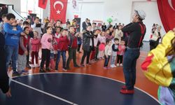 Şehir Hastanesi'nde kalan çocuklar, 23 Nisan coşkusunu doyasıya yaşadı 