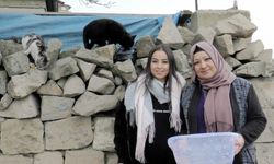 Ana kız sokak hayvanlarına kol kanat gerdi 