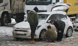 Yolda kalan vatandaşlar aileleri ile görüntülü konuşarak haberleşti 