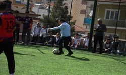 Kayseri Valisi Gökmen Çiçek, Halı Sahada Futbol Oynadı!