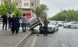 Son Dakika! Trafik Kazasında Arabalar Üst Üste Çıktı