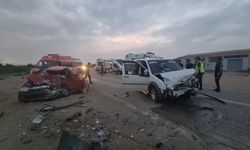 İki Otomobil Kafa Kafaya Çarpıştı: Ölü ve Yaralılar Var!