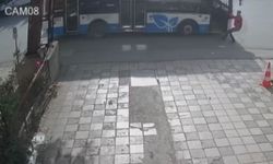 Yürüyen Adam Halk Otobüsüyle Çarpıştı!