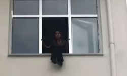 Okulda Korkutan Olay! Pencereye Çıkıp Atlamaya Kalkıştı!