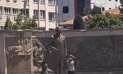 Kayseri Cumhuriyet Meydanı’nda Atatürk Heykeline Baltayla Saldırdılar!