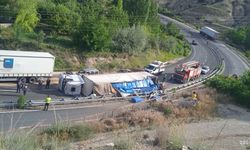 Tır Virajı Alamadı Devrildi! Şoför Ağır Yaralandı