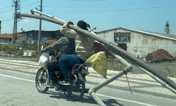 Görenler Hayrete Düştü! Motosiklette Borularla Tehlikeli Yolculuk!