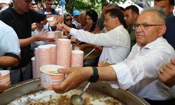 Vali Çiçek ve Başkan Büyükkılıç 10 Bin Kişilik Aşure Dağıttı