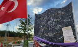 Annesinin Mezarına Düğün Davetiyesi Bırakan Genç Kız Yürekleri Burktu