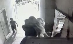 Küçük Çocuğu Kaldırıp Yere Fırlattı!
