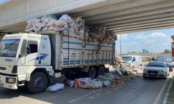 Yük Dolu Kamyon Köprü Altında Sıkıştı!
