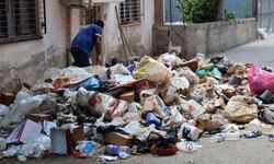 Evden 4 Kamyon Çöp Çıktı! Temizlik İşçileri Hastanelik Oldu