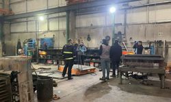 1 tonluk kalıbın altına kalan işçi ağır yaralandı!